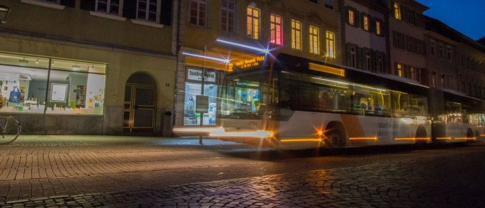 Bus Uniplatz bei Nacht