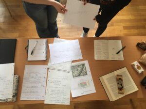 Dekoratives Bild, Blick auf einen Tisch mit papieren